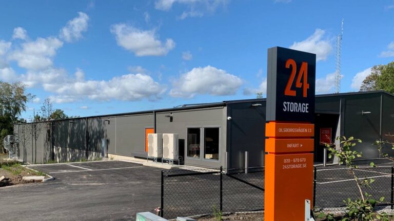 Ny lagerbyggnad för firman 24Storage. Blå himmel.