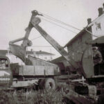 Svart-hvitt foto gammelt av lastebil og gravemaskin